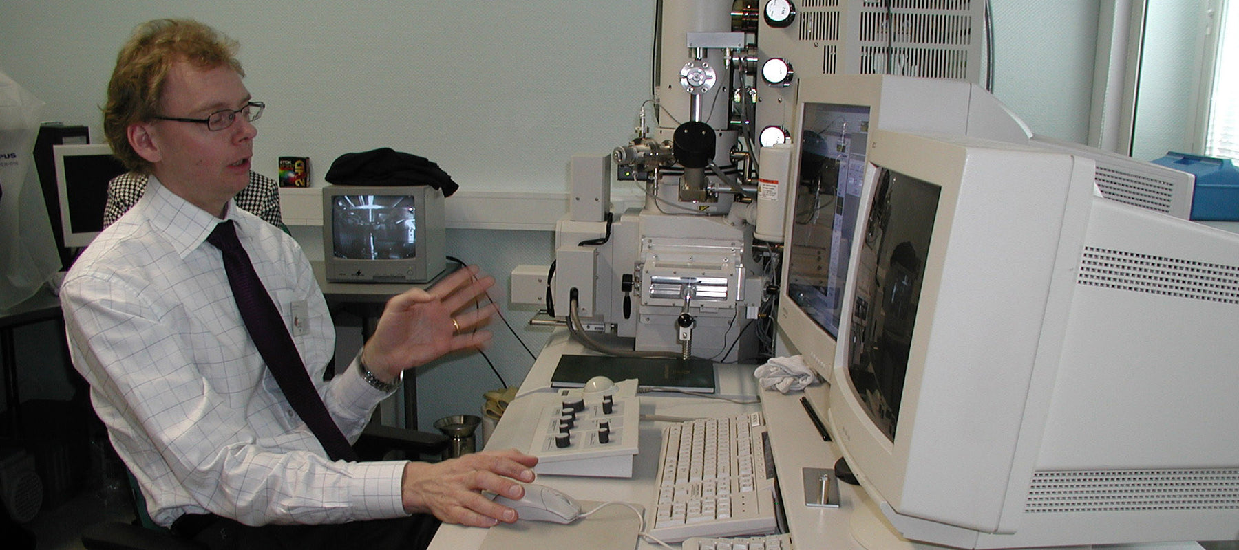 Mats performing SEM (S-4700) training at Kemira Pigments in Pori, Finland