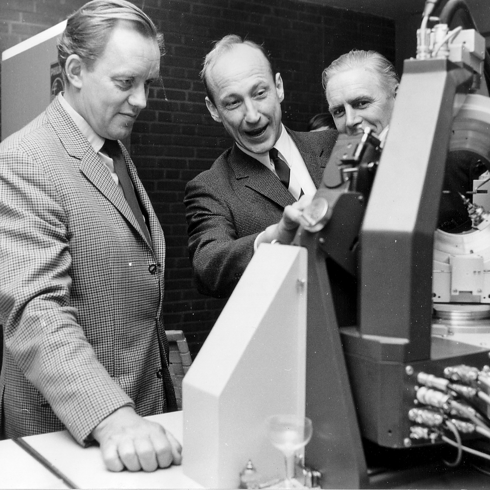 Sven Eriksson and Peder Kirkegaard inspecting a single crystal diffractometer