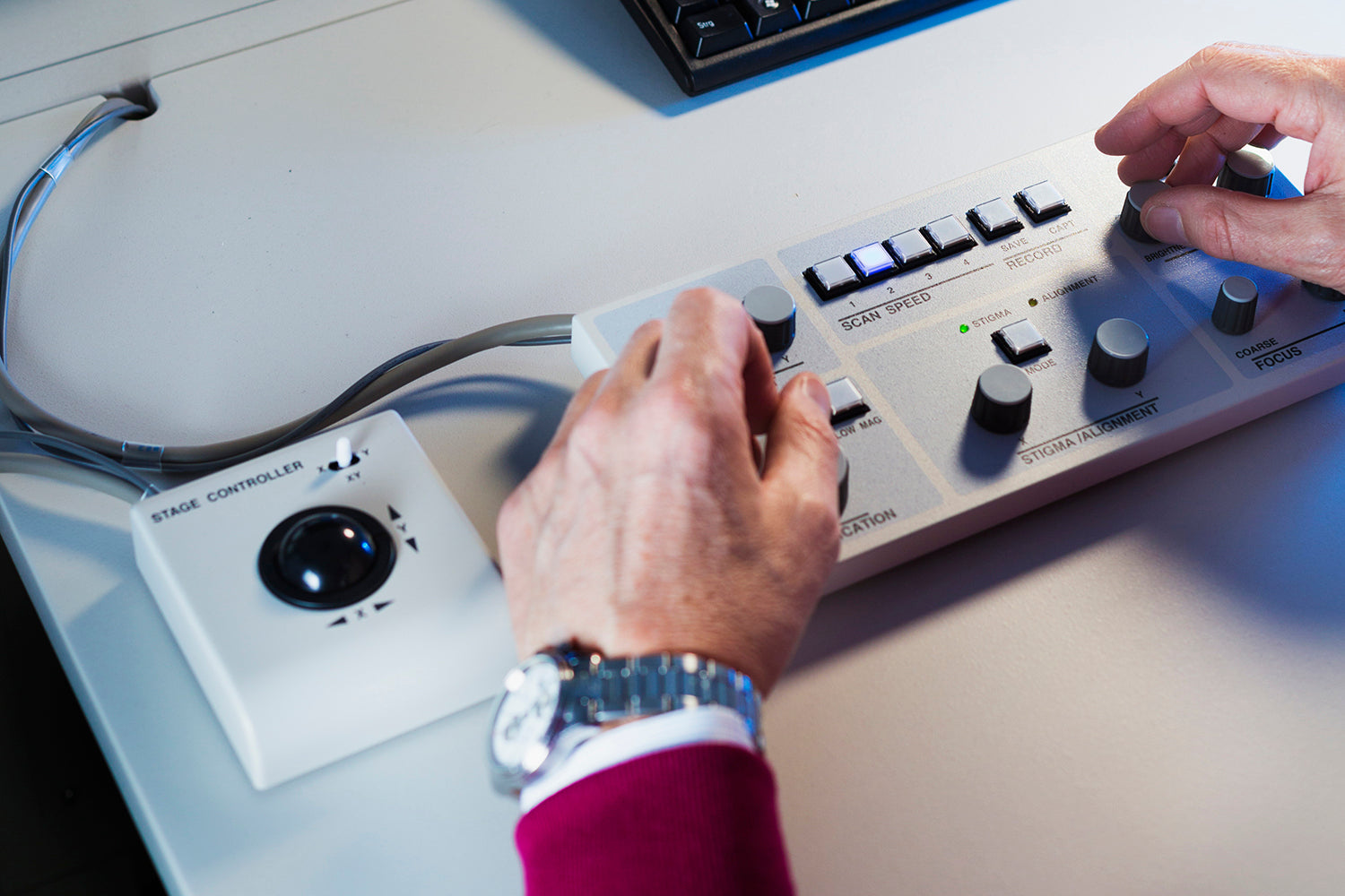 Mats operating SU5000 SEM