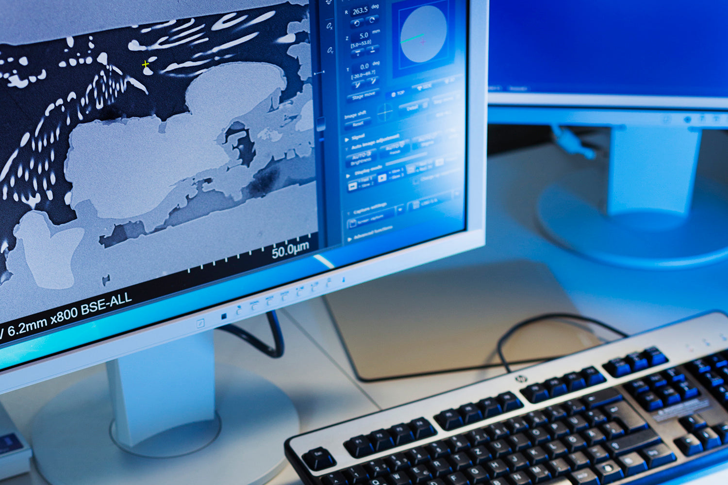 SU5000 SEM operation desk