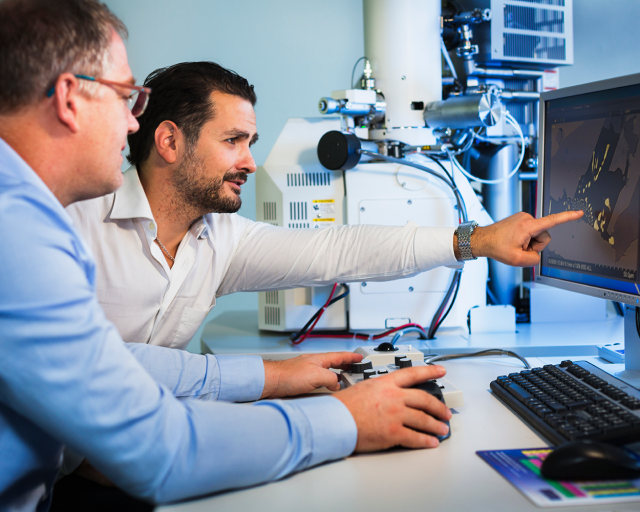 Joacim and Sasha discussing misch-metal sample in SU5000 SEM