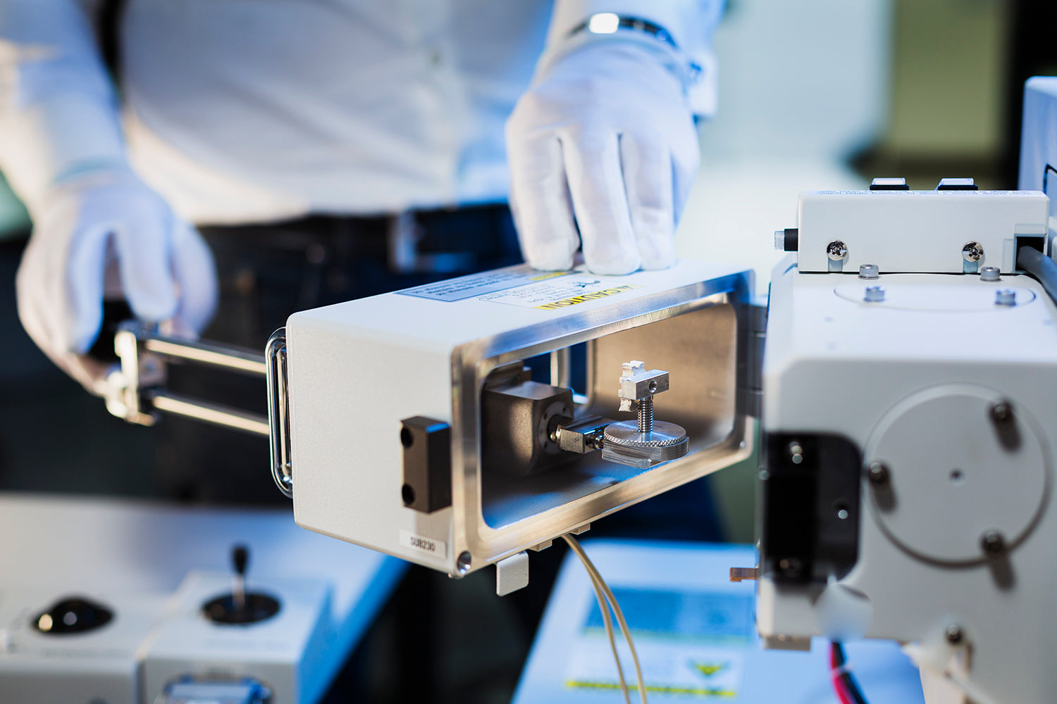 Loading a sample into SU8230 SEM