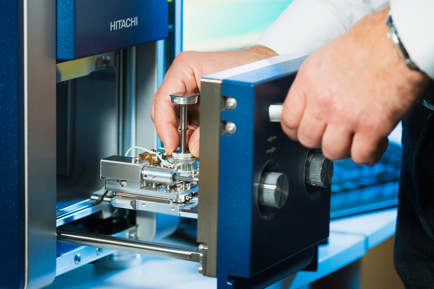 SEM Sample loading into TM3030