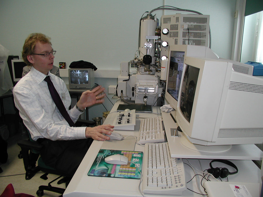Mats doing SEM (S-4700) training at Kemira in Pori, Finland