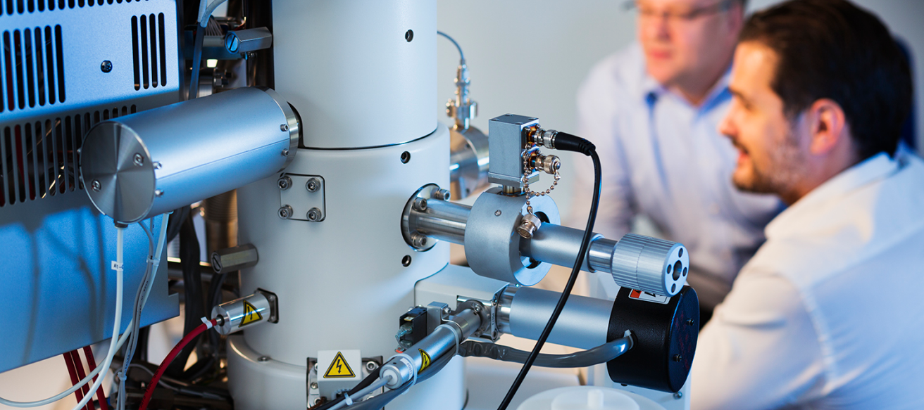 SU8230 SEM operated by Sasha and Joacim